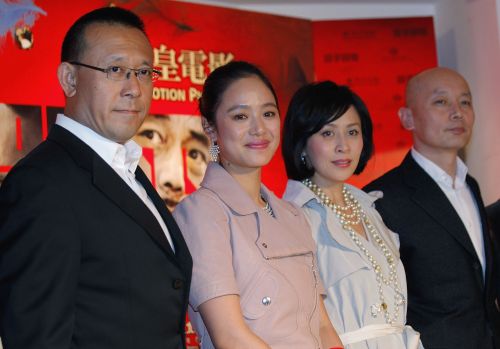 From left: Chinese actor-turned-director Jiang Wen, Chinese actress Zhou Yun, Hong Kong actress Carina Lau and Chinese actor Ge You pose together during the premiere of their latest movie “Let the Bullets Fly” Jan. 10 in Hong Kong. (AP-Yonhap News)