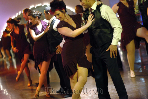 A salsa dance group, including Rebecca Rea (second from right), made up of 3rd Street Dance students, performs for a class at the studio, near the Beverly Center, in Los Angeles, California, Dec.15, 2010.  (Los Angeles Times/MCT)