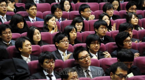 New legal professionals attend a graduation ceremony at the Judicial Research and Training Institute in Ilsan, Gyeonggi Province, Wednesday. (Park Hae-mook/Korea Herald)