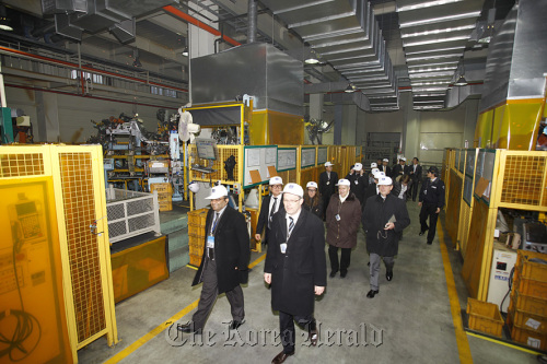 Head of Renault-Nissan Purchasing Organization Christian Vandenhende (right, front) looks around a Renault Samsung supplier’s plant in Gimhae, South Gyeongsang Province, on Tuesday.  (Renault Samsung Motors Co.)