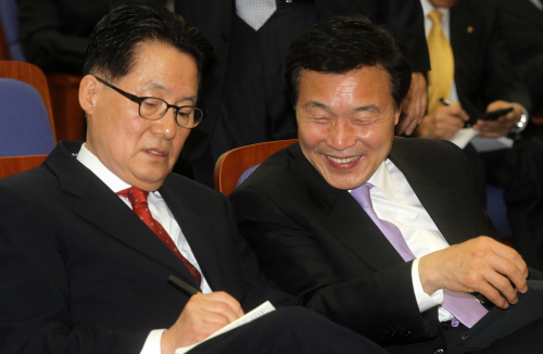 Democratic Party Chairman Sohn Hak-kyu (right) and floor leader Park Jie-won in conversation during the party’s general meeting in Seoul, Thursday. (Yonhap News)