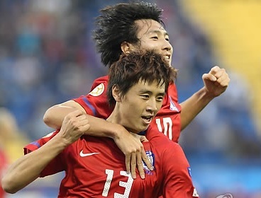 Korean midfielder Koo Ja-cheol (left) and striker Ji Dong-won celebrate after Koo scored the first goal during the AFC Asian Cup soccer match between Korea and Australia in Doha, Qatar, on Friday. (Yonhap News)