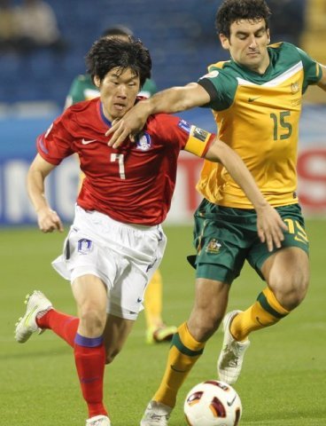 South Korea’s Park Ji-sung (left) drives the ball past an Australian defender during the AFC Asian Cup Group C soccer match between South Korea and Australia at the Al Gahrafa stadium in Doha, Qatar, on Friday. (Yonhap News)