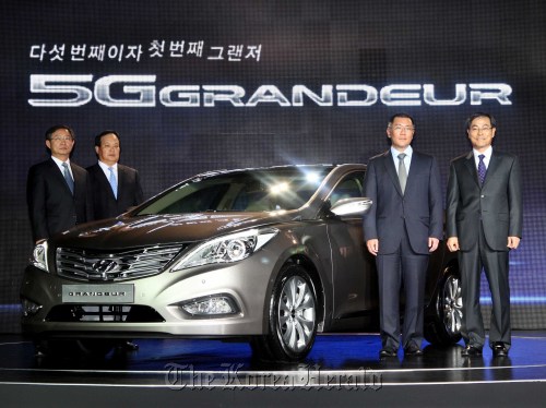 Hyundai Motor Co. vice chairman Chung Eui-sun (second from right) poses with the new Grandeur at the launch ceremony in Seoul on Thursday. Hyundai Motor Co.