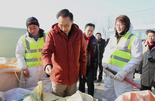 President Lee Myung-bak visiting Hoengseong in Gangwon Province to inspect the quaratine efforts against highly contagious livestock epidemic. (Yonhap News)