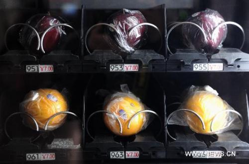 Fruits are seen in a vending machine at a subway station in Shanghai, east China, Jan. 17, 2011. Fruit vending machines have been placed in subway stations of Shanghai in recent days. (Photo: Xinhua)