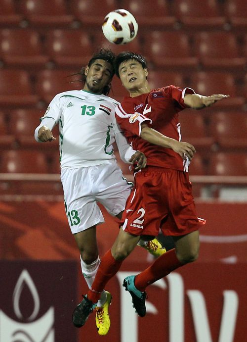 North Korea’s Cha Jong-hyok (right) and Iraq’s Karrar Jassim challenge for the ball. (AFP-Yonhap News)