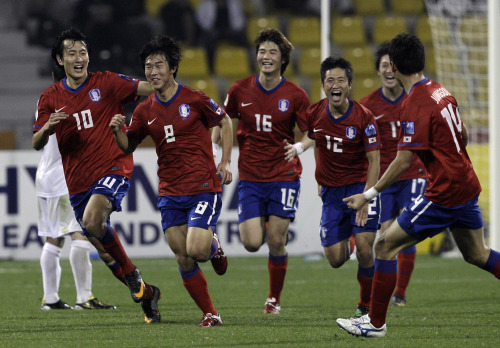 Korea’s Yoon Bit-garam (8) celebrates with teammates after his game-winning goal against Iran. (AP-Yonhap News)