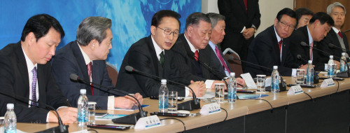 President Lee Myung-bak (third from left) speaks at a meeting with corporate heads on Monday. Attendees shown are Samsung Electronics’ Lee Kun-hee (second from left), Hyundai Motor Group’s Chung Mong-koo (fourth from left), SK Group’s Chey Tae-won (far left), LG Group’s Koo Bon-moo (fifth from left) and Kumho-Asiana’s Park Sam-koo (far right). (Chung Hee-cho/The Korea Herald)