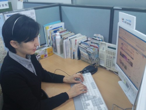 An employee of the Korea Tourism Organization’s 1330 TT Call Center talks with a user on Jan. 27. (KTO)