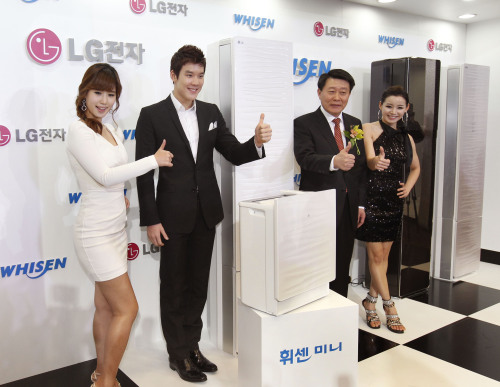 LG Electronics’ air conditioning and energy solutions division head Noh Hwan-yong (second from right) and Korean national team swimmer Park Tae-hwan (second from left) pose at a launch event for the company’s new Whisen air conditioners in Seoul on Jan. 12. (Yonhap News)