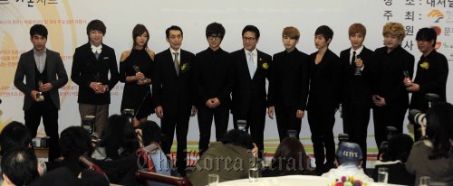 Culture Minister Choung Byoung-gug (center) poses with Bang Geuk-gyun (fourth from left), chairman of the Korea Music Content Industry Association, singer G.NA (third from left) and K-pop group Super Junior after the Gaon Chart award ceremony in Seoul on Wednesday. (Park Hae-mook/The Korea Herald)