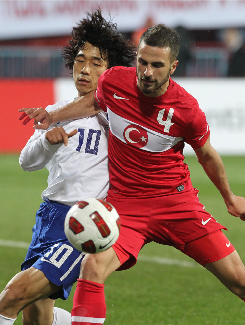Korea striker Park Chu-young (left) battles for the ball with a Turkey defender. (Yonhap News)