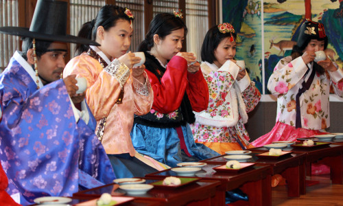 Foreigners in Korea learn tea manners at Namsan Hanok village. (Yonhap News)
