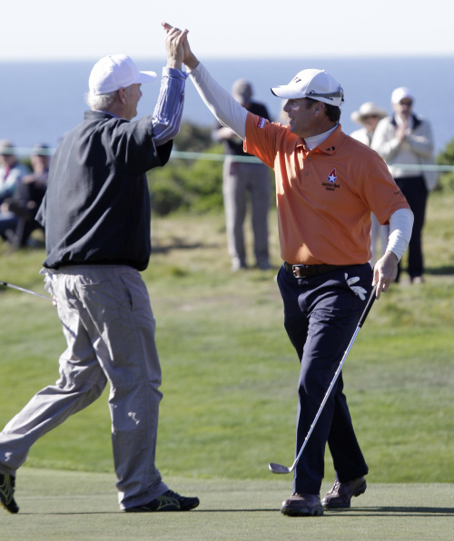 D.A. Points (right) is greeted by actor Bill Murray after chipping the ball in for a birdie on the 16th green of the Monterey Peninsula Country Club during the first round of the Pebble Beach National Pro-Am golf tournament in Pebble Beach, California, Thursday. (AP-Yonhap News)