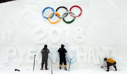 Sculptors install a snow sculpture featuring the initials of PyeongChang’s 2018 Olympic bid and the five Olympic rings on Friday in PyeongChang Country, Gangwon Province. (Yonhap News)