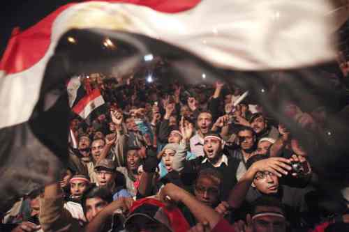 Egyptians celebrate the news of the resignation of President Hosni Mubarak, who handed control of the country to the military, at night in Tahrir Square in downtown Cairo, Egypt. (AP-Yonhap News)
