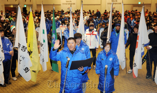 Participants of the 92nd National Winter Sports Festival take their vows under oath of the games on Tuesday at Yongpyong Resort, PyeongChang. (Kim Myung-sub/The Korea Herald)