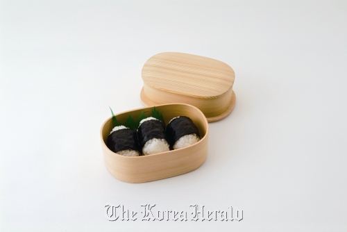 “Shiraki Tsukushi Bento,” a lunch box made by bending thin sheets of Akita cedar. (The Korea Foundation)