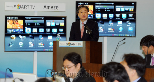 Yoon Boo-keun, president of the visual display business at Samsung Electronics, speaks to reporters about its new 3-D smart TVs at the firm’s digital media research center in Suwon, Gyeonggi Province, on Thursday. (Park Hyun-koo/The Korea Herald)