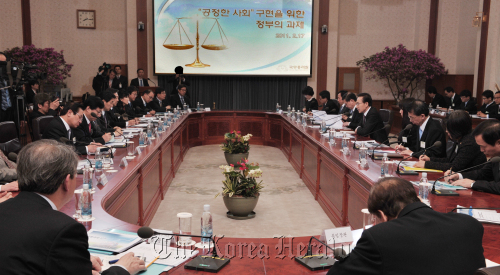 President Lee Myung-bak speaks during a meeting at Cheong Wa Dae on Thursday to discuss measures toward achieving a “fair society.”  (Chung Hee-cho/The Korea Herald)