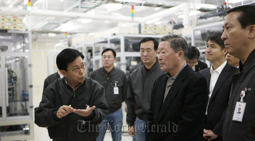 LG Group chairman Koo Bon-moo (third from right) and group staffers examine production lines at LG Display’s LCD module factories in Gumi, North Gyeongsang Province on Thursday. (LG Group)