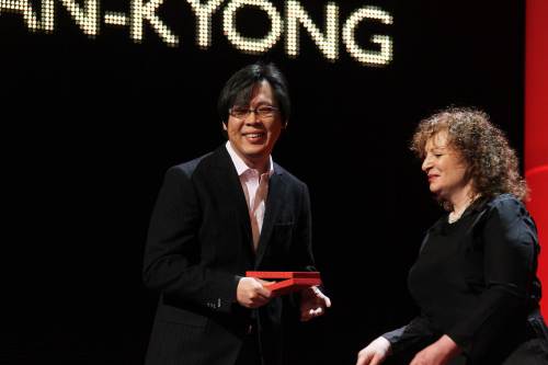 Director Park Chan-kyong receives the Golden Bear award of the International Short Film Jury for the film “Night Fishing,” which he co-directed with his brother Park Chan-wook, at the Berlin International Film Festival held at Grand Hyatt in Berlin on Saturday. (AFP-Yonhap News)