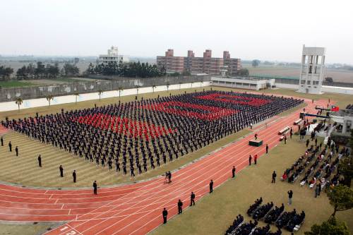 A handout photo taken and released by Taiwan’s Changhua jail authorities in the central Erlin township on Jan. 30 shows an overview of 2,011 inmates, tipped to be a world record, dancing to the tunes of a famous song by local pop diva A-Mei. (AFP-Yonhap News)