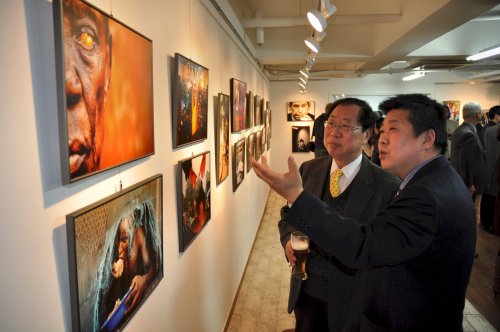 Daegu Photo Biennale president Lee Yong-hwan (right) and Czech Tourism director Choi Soo-myung discuss the news events behind the pictures displayed at the Czech Press Photo exhibition at Castle Praha in Hongdae, Seoul. (Yoav Cerralbo/The Korea Herald)