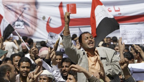 A Yemeni anti-government demonstrator shouts slogans during a demonstration demanding the resignation of President Ali Abdullah Saleh, in Sanaa, Yemen, Monday. (AP-Yonhap News)