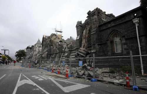 A building in Christchurch, New Zealand, is destroyed after an earthquake struck Tuesday, Feb. 22, 2011. The 6.3-magnitude quake collapsed buildings and is sending rescuers scrambling to help trapped people amid reports of multiple deaths. (AP-Yonhap)