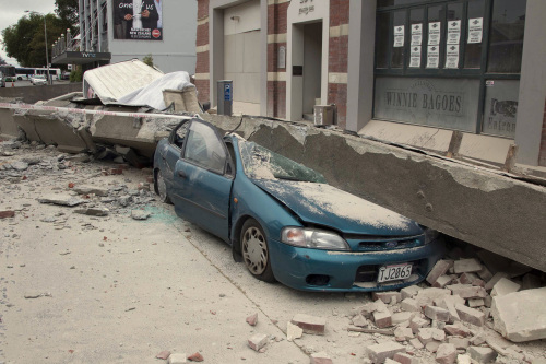 A car is crushed by a beam in central Christchurch, New Zealand, Tuesday, Feb. 22, 2011. A powerful earthquake collapsed buildings at the height of a busy workday killing and trapping dozens in one of the country's worst natural disasters. (AP-Yonhap)