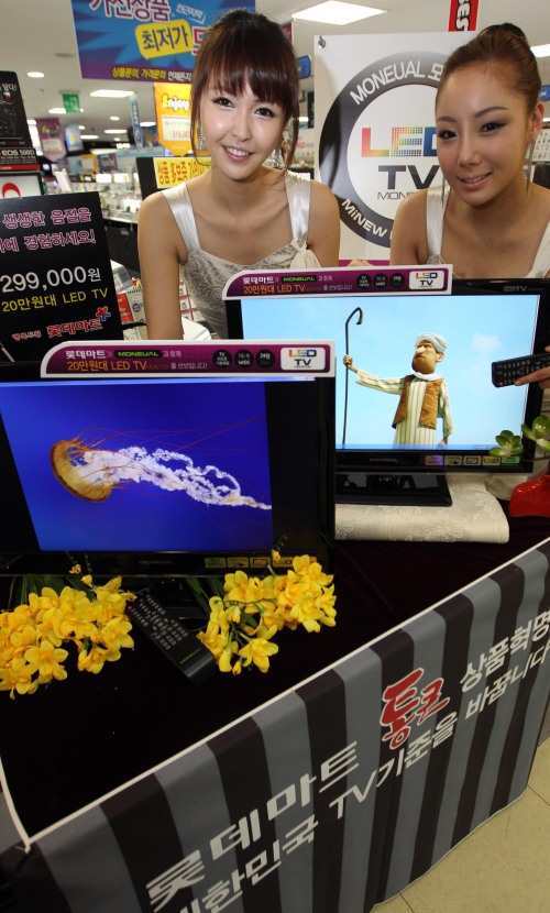 Ultra-cheap 24-inch televisions on display at a Lotte Mart branch in Seoul (Yonhap News)