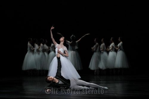 A scene from “Giselle” performed at Seoul Arts Center’s Opera Theater on Wednesday. (Korea National Ballet)