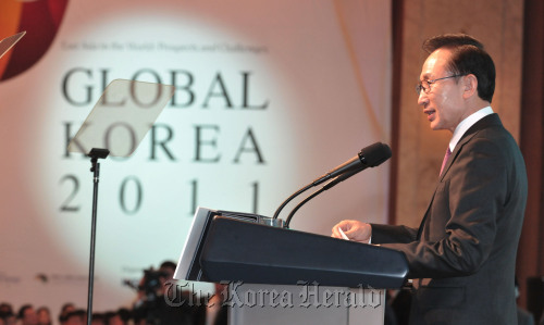 President Lee Myung-bak gives a speech at an international forum in Seoul on Thursday. (Chung Hee-cho/The Korea Herald)