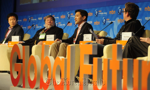 Grand National Party lawmaker Jungwook Hong (second from right) speaks at the MBN World Economy and Future Forum in Seoul on Thursday. Hong presided over a session on future industry, communication convergence. Panelists included Apple Inc. co-founder Steve Wozniac (second from left), Twitter Inc. co-founder Isaac “Biz” Stone (right) and Ticket Monster Inc. president and chief executive Shin Hyun-sung. (Park Hae-mook/The Korea Herald)