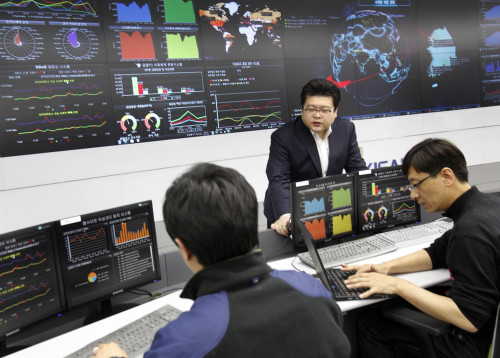 Staff of the Korea Internet Security Agency monitor online traffic at the institution’s situation room in southern Seoul. (Yonhap News)