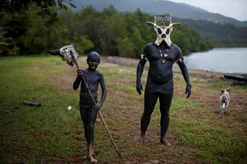 Revelers of the 'Bloco da Lama', or Mud Block, carnival group, walk covered in mud before a carnival parade in Paraty, Brazil, Saturday, March 5, 2011. (AP-Yonhap News)