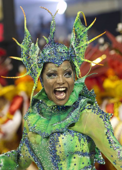 A dancer performs during the parade of Tom Maior samba school in Sao Paulo, Brazil, Saturday, March 5, 2011. (AP-Yonhap News)