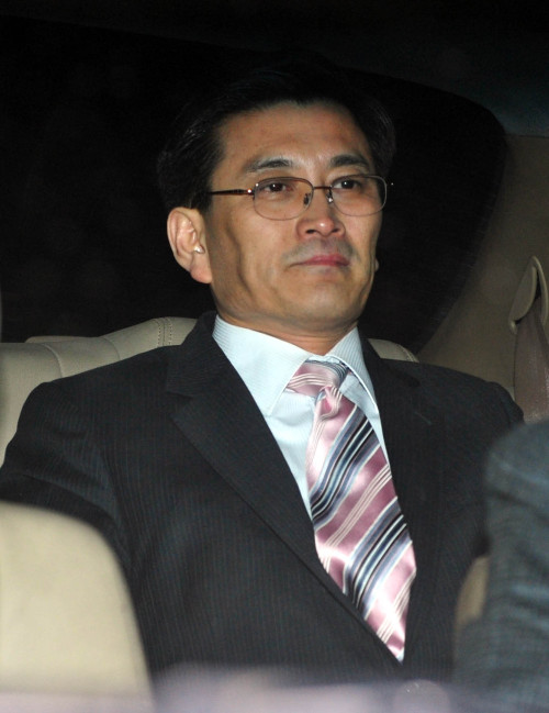 Kim Jung-ki, former consul general in Shanghai, returns home Wednesday night in Seoul after being interrogated on the leak of consular files to a Chinese woman. (Lee Sang-sub/The Korea Herald)