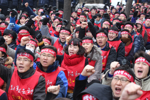 KEB employees hold protest demanding investigation to confirm eligibility of Lone Star as the biggest share holder of the bank. (Yonhap News)