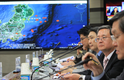 Korean government officials discuss countermeasures after a huge quake hit Japan on Friday. (Yonhap News)