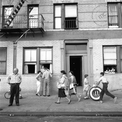 This photograph from 1959 provided by Maloof Collection Ltd. showing New York street life was taken by Vivian Maier, titled “September 28, 1959, 108th St. East, New York, N.Y.” (AP-Yonhap News)