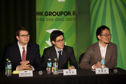 Hwang Hee-seung (center), chief executive of Groupon Korea, on Monday holds a press conference with fellow executives to mark the launch of the social commerce firm in Korea.  (Groupon Korea)