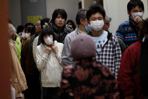 Evacuees line for meals in a shelter in Soma city, Fukushima prefecture, Japan, Monday, March 14, 2011, three days after a massive earthquake and tsunami struck the country's north east coast. On top of the losses of family and friends along with property, evacuees in the area are now faced with the fears of radiation contamination from damaged nuclear facilities near by.(AP-Yonhap)