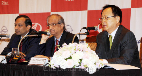 Ssangyong Motor Co. CEO Lee Yoo-il (right) and Mahindra and Mahindra CFO Bharat Doshi (center) and the Indian firm’s president for automotive and farm sector Pawan Goenka attend the press conference in Seoul on Tuesday. (Park Hyun-koo/The Korea Herald)
