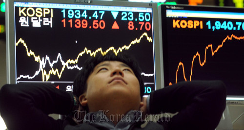 Electronic boards at Korea Exchange shows the Korean currency weakening against the U.S. dollar on Thursday. (Park Hyun-koo/The Korea Herald)
