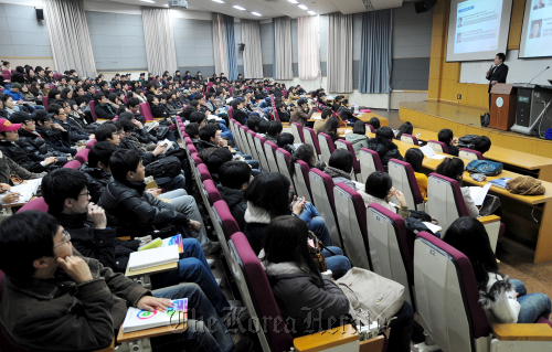 Students listen during an employment seminar at Konkuk University early this month. (Yonhap News)