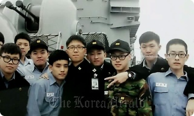 Ahn Jae-geun (third from right) and his shipmates on the corvette Cheonan about a month before North Korea’s torpedo attack in March 2010. (Ahn Jae-geun)