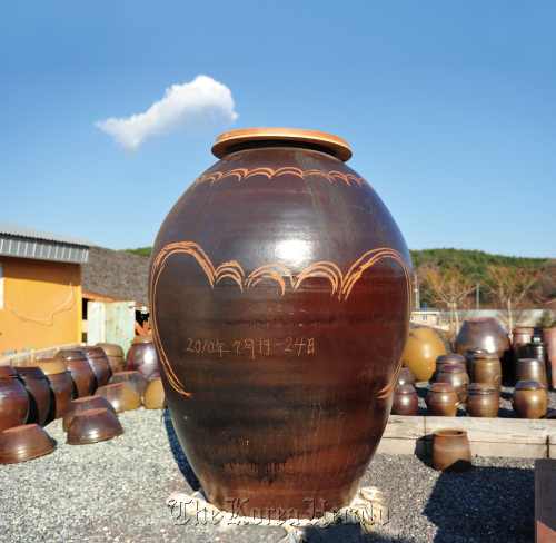 The 172 kilogram earthenware pot vying for a world record. (Ulju County)